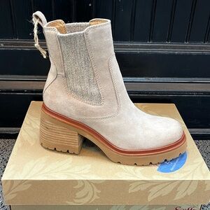 BRAND NEW ankle boot by Sofft